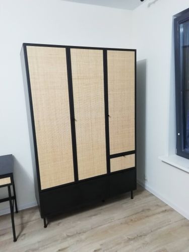 Собран шкаф с тремя дверцами, установлен в углу комнаты. Конструкция устойчива, элементы надежно закреплены. Завершенная работа гармонично вписывается в интерьер.