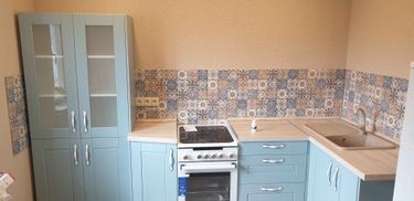 Выполнена работа по точному раскрою и установке кухонных дверок. Фасады аккуратно подогнаны, обеспечивая гармоничный вид и функциональность. Завершено оформление с учетом дизайна.