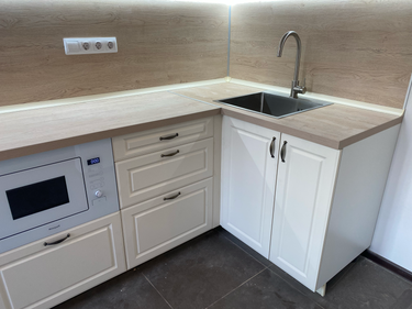 Установлены шкафы, вмонтирована столешница, подключена мойка, встроена техника, закреплены ручки, проведены коммуникации, выполнена отделка, проверена функциональность.