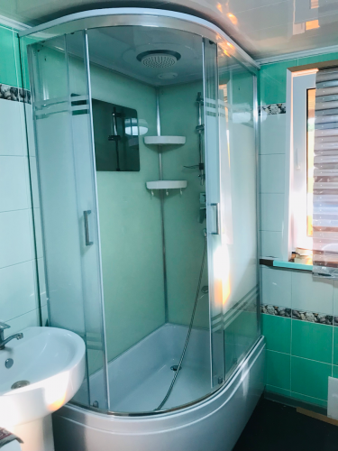 Изображение демонстрирует завершенный процесс разборки душевой конструкции: сняты двери, удалены панели, отключены коммуникации, освобождена площадь для дальнейших работ.