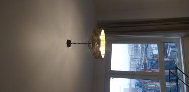 Установлено новое осветительное устройство на потолке, подключены провода, проверена работоспособность. Закреплены крепления, обеспечена надежная фиксация. Завершено подключение.