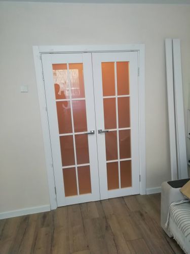 Установка межкомнатной двухстворчатой двери