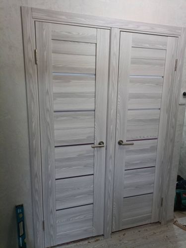 Установлена новая деревянная конструкция с петлями и ручками, отрегулирована по уровню, закреплена в проёме, обеспечена плавная работа створки. Завершён монтаж наличников.