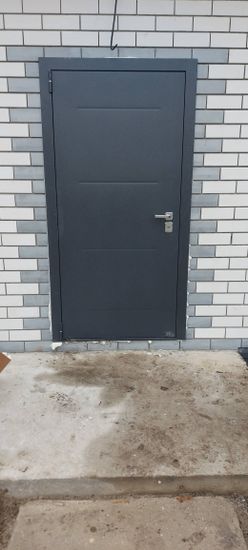 Установлена металлическая дверь, закреплена в проеме, отрегулированы петли, проверена работа замка, зазоры заполнены монтажной пеной, обеспечена герметичность и надежность конструкции.