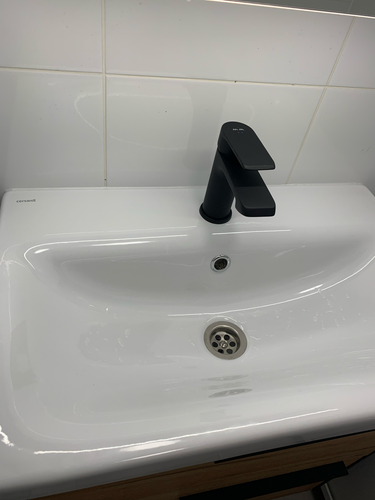 Установлен новый смеситель на кухонной раковине, подключены водопроводные трубы, проверена герметичность соединений, обеспечена надежная фиксация, проведена проверка работоспособности.