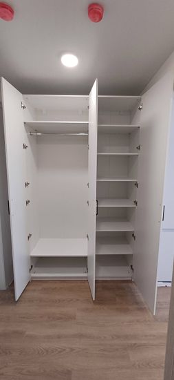 Установлены полки в шкафу, закреплены крепежи, проверена устойчивость конструкции, обеспечена ровность и надежность. Все элементы аккуратно выровнены, двери открываются плавно.