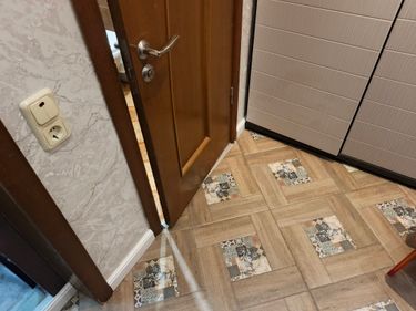 Монтаж полиуретанового/дюрополимерного/полистиролового плинтуса