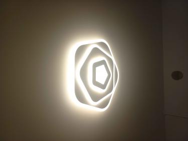 Светильник снят с потолка, провода отключены, крепления удалены, поверхность очищена от остатков крепежа.