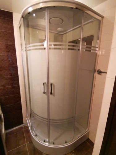 Установлена новая душевая кабина вместо старой ванны. Проведены работы по демонтажу, монтажу, подключению сантехники и герметизации. Обновлён интерьер, обеспечена функциональность и комфорт.