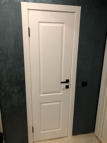 Установлен замок в деревянную дверь: выполнены вырезы для механизма, закреплены ручки, проверена работоспособность. Все элементы аккуратно интегрированы в конструкцию, обеспечивая надежность.