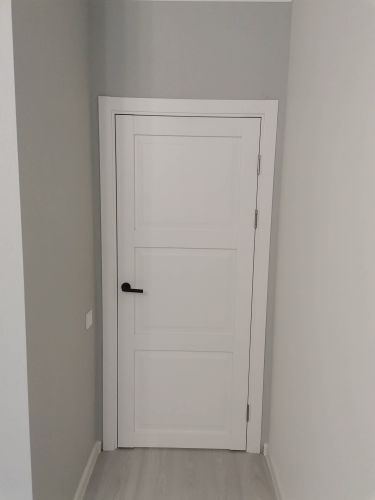 Установлен замок в деревянную дверь. Проделано отверстие, закреплена фурнитура, проведена регулировка механизма. Работа завершена аккуратно, дверь функционирует исправно.