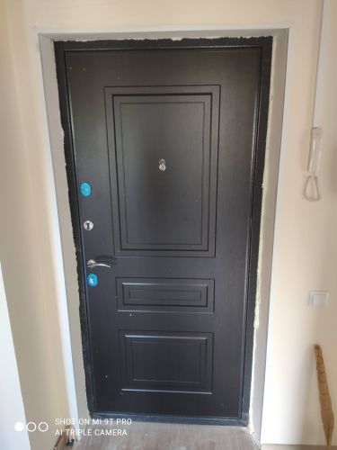 Установлена новая пластиковая дверь, выполнена регулировка петель, проверена герметичность, закреплены наличники, обеспечена плавная работа замков, завершена отделка откосов.