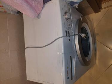 Проведена замена изношенных щеток в стиральной машине Bosch, что восстановило её нормальную работу. Устройство снова функционирует эффективно, обеспечивая качественную стирку белья.