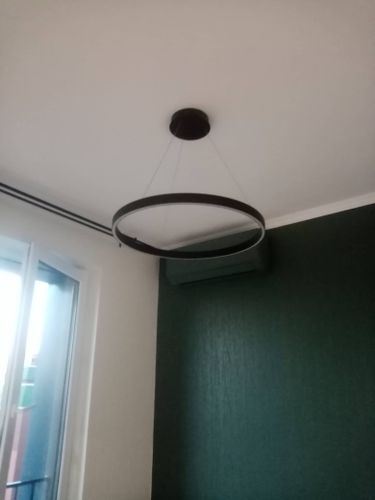 Установлено новое световое устройство на потолок, выполнено подключение проводов, проверена работа, закреплены крепежи, обеспечена надежность конструкции, завершен монтаж.