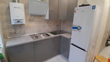 Собрана кухня: установлены шкафы, смонтирована столешница, подключены варочная панель и мойка, закреплены фасады, проведена установка вытяжки и газового оборудования.