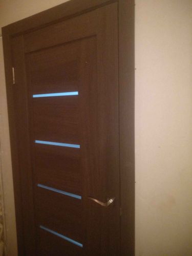 Установлены дополнительные панели вокруг входной конструкции, обеспечивающие завершённый вид и улучшенную изоляцию. Все элементы аккуратно подогнаны и закреплены для долговечности.