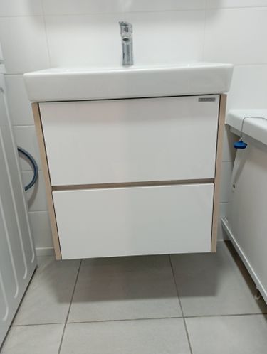 Установлен нагревательный прибор, подключен к электросети, закреплен на стене, проверена работа, обеспечена безопасность эксплуатации, проведено тестирование, завершены монтажные действия.