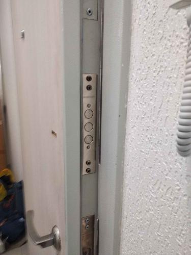 Установлен новый механизм на входную дверь, старый демонтирован. Проверена работоспособность, отрегулировано прилегание. Обеспечена надежность и безопасность конструкции.