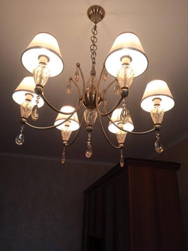 Установлено новое потолочное освещение, подключены провода, закреплены крепления, проверена работа, обеспечена надежная фиксация, проведена проверка безопасности, завершена настройка.