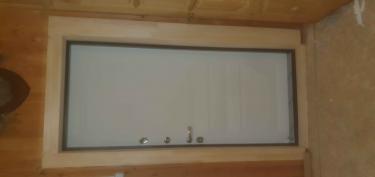 Установлен новый порог у двери, обеспечивающий плавный переход между комнатами. Аккуратно закреплен, гармонично сочетается с интерьером, улучшает звукоизоляцию и предотвращает сквозняки.