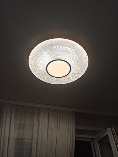 Закреплена световая конструкция на натяжной поверхности, подключены провода, обеспечено надежное крепление, проверена работоспособность, установлена декоративная накладка.