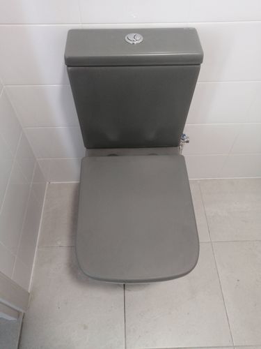 Установлен новый бачок, подключены коммуникации, проверена герметичность соединений, проведена настройка механизма слива, выполнена очистка рабочей зоны.