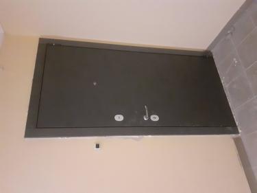 Дверь обновлена панелями из МДФ, улучшена звукоизоляция и внешний вид, установлены новые ручки и замки, все элементы аккуратно подогнаны, поверхность гладкая и ровная.