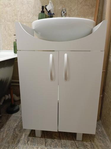 Сборка и установка мебели под раковину