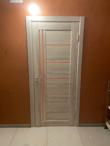 Установлена новая деревянная створка, закреплены петли, врезана ручка, отрегулирована коробка, обеспечена плавная работа, завершена отделка наличниками, проверена герметичность.