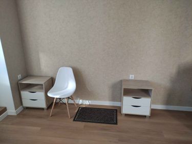 Собрано новое сиденье: установлены ножки, прикреплено сиденье, проверена устойчивость. Все детали соединены, конструкция завершена, готова к использованию.