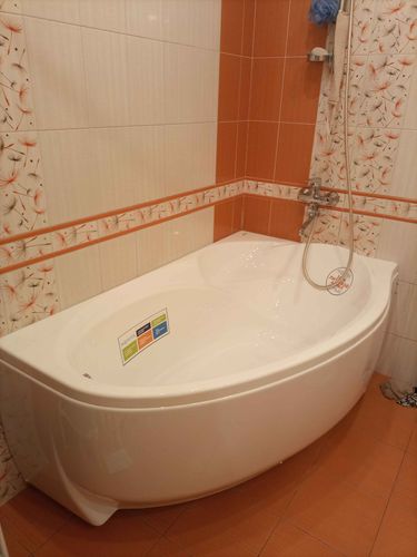 Установлена новая угловая ванна, подключены водопроводные коммуникации, герметизация швов, проверена система слива, закреплен смеситель, выполнена отделка плиткой вокруг.