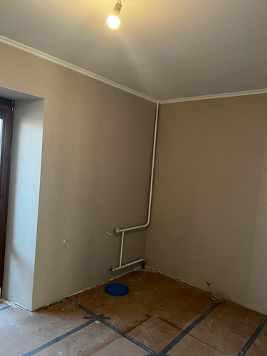 Стены оклеены фотообоями, создающими гладкую поверхность. Углы и стыки аккуратно обработаны, обеспечивая ровное прилегание. Пол защищен пленкой, работы завершены.