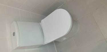 Изображение демонстрирует завершенный процесс удаления сантехнического оборудования. Все крепления аккуратно сняты, коммуникации отсоединены, поверхность очищена от остатков.