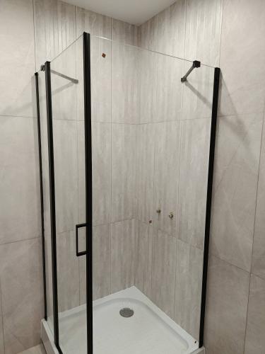 Установка душевого поддона из акрила/стали