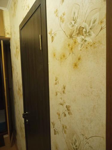 Установлены дополнительные элементы на дверной проем, обеспечивая завершенный вид и гармоничное сочетание с интерьером. Работа выполнена аккуратно, с точной подгонкой деталей.