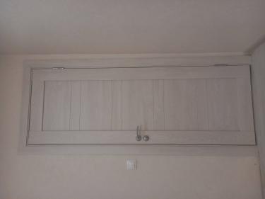 Установлена новая створка, закреплены петли, врезан замок, прикреплена ручка, отрегулированы зазоры, проверена плавность открывания, выполнена отделка наличниками.