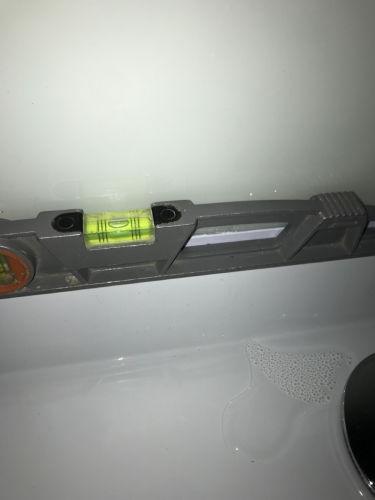 Установлен поддон, выровнен по уровню. Закреплены стенки, герметизация швов выполнена. Подключены водопроводные и сливные коммуникации. Проверена герметичность и функциональность.