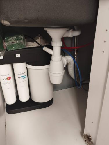 Проведена замена фильтров и установка новых труб под раковиной. Устранены протечки, улучшена герметичность соединений. Обеспечена надежная работа системы водоснабжения.