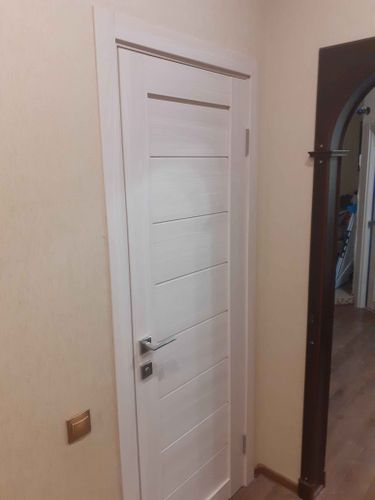 Установлены дополнительные элементы на дверной проем, обеспечивая завершенный вид и улучшая изоляцию. Все детали подогнаны и закреплены, создавая гармоничное сочетание с интерьером.