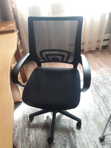 Собрано офисное кресло: установлены колеса, прикреплены подлокотники, закреплена спинка, зафиксировано сиденье, проверена устойчивость и подвижность конструкции.