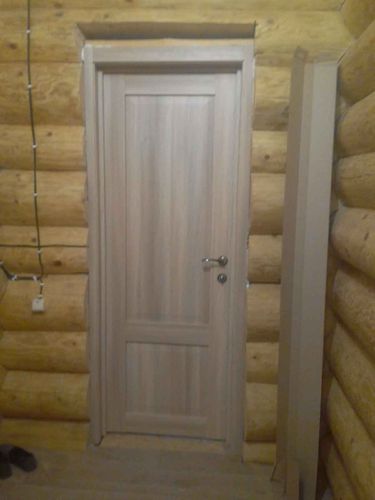 Установлены дополнительные элементы на дверной проем, улучшена эстетика и функциональность, обеспечена плотная посадка, скрыты зазоры, завершена отделка, гармонично сочетается с интерьером.