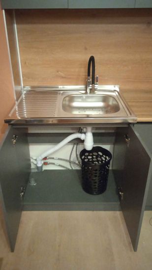 Установлены шкафы, закреплена столешница, врезана мойка, подключен смеситель и слив. Проведены коммуникации, отрегулированы дверцы, обеспечена надежность креплений и герметичность соединений.