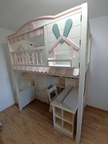 Собрана многофункциональная детская мебель с кроватью, лестницей, полками и столом. Конструкция выполнена в светлых тонах с декоративными элементами, идеально вписывается в интерьер.