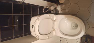 Проведена установка новой гофры на унитаз, обеспечивающая надежное соединение с канализацией. Старый элемент демонтирован, место тщательно очищено, выполнена проверка герметичности.