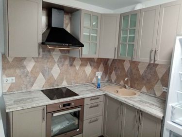 Выполнена точная подгонка кухонных фасадов, обеспечивающая идеальное прилегание и гармоничное сочетание с интерьером. Установлены аккуратные ручки, фасады выглядят стильно и современно.