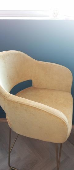 Собрано сиденье, прикреплены ножки, установлена спинка. Все элементы надежно зафиксированы, обеспечивая устойчивость и комфорт. Завершена проверка качества сборки.