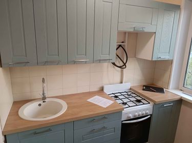 Установлены шкафы, закреплены фасады, вмонтирована столешница, подключена мойка, установлена плита, проведены коммуникации. Завершена сборка и монтаж кухонного гарнитура.