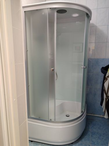 Установлена душевая конструкция с низким основанием, закреплены стенки, подключены коммуникации, проверена герметичность, отрегулированы двери, выполнена отделка швов, завершена проверка работы.