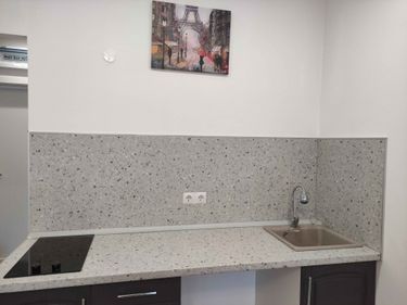 Выполнена установка кухонной поверхности с вырезами под варочную панель и мойку, обеспечена точная подгонка и аккуратная отделка краев, гармонирующая с интерьером.