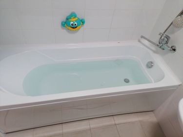 Установлена новая стальная ванна, подключены смеситель и слив, проверена герметичность соединений, выполнена облицовка плиткой, обеспечена устойчивость конструкции, проведена проверка работы системы.